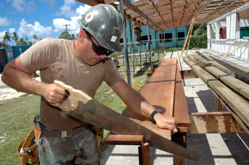 ebeniste-ISOLA-min_worker_construction_building_carpenter_male_job_build_helmet-893290